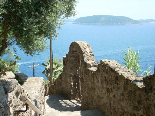 Gradinata al castello Aragonese